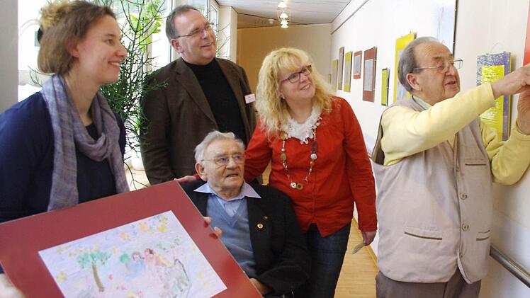 Im Lucas-Cranach-Haus in Kronach ist derzeit eine Ausstellung mit Bildern zur Weihnachtsgeschichte zu sehen. Das Bild zeigt (von links): Christina Ellner (soziale Betreuung), Heimleiter Harald Klier, Bewohner Eugen Engelhardt, Gerontofachkraft Martina Frank sowie Bewohner Johann Martin.  Foto: Heike Schülein