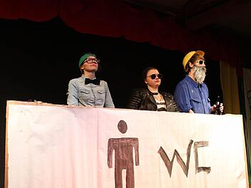 Die Ministranten Laura Mäder, Paulina Schnös und Fabian Popp (von links) hatten die Lacher auf ihrer Seite mit dem Sketch Auf der Herrentoilette. Alle Fotos: Christiane Reuther