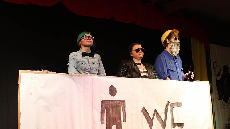 Die Ministranten Laura Mäder, Paulina Schnös und Fabian Popp (von links) hatten die Lacher auf ihrer Seite mit dem Sketch Auf der Herrentoilette. Alle Fotos: Christiane Reuther