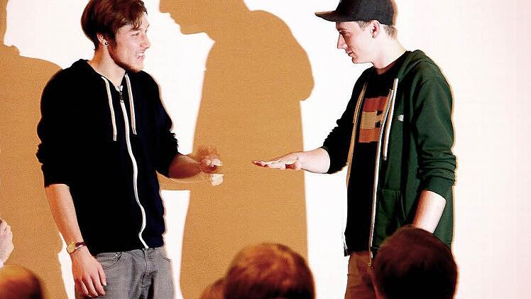 Auch das gehört zu einem Poetry-Slam-Abend: Die Finalisten schnicken darum, wer in welcher Reihenfolge auftritt in der Abschlussrunde. Foto: Sarah Dann