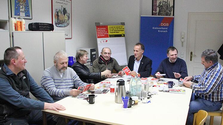 Sie informierten über den Mindestlohn (von links): Gewerkschafter Frank Meixner, DGB-Kreisvorsitzender Gerhard Garzorz, Doris Glück vom DGB-Kreisvorstand, Gewerkschaftssenior Helfried Baumann, DGB-Regionsgeschäftsführer Mathias Eckardt, Betriebsseelsorger Eckhard Schneider und Betriebsratsvorsitzender Wolfgang Säum. Foto: Friedwald Schedel