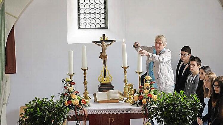 Mesnerin Inge Hölzer brachte die sakralen Gegenstände wieder ordnungsgemäß an ihren richtigen Platz an. Fotos: Gerold Snater