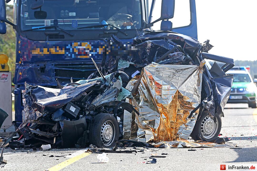 Lkw rast in Stauende - Eine Tote, sieben Verletzte