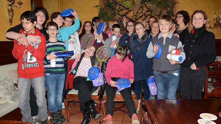 Die Kinder und Betreuer des Rehbergheims mit Anka Lubiato und den Vorstandmitglieder der Kiwanis Foto: Dagmar Besand