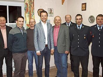 Kommandantenwahl bei der Feuerwehr Roth, von rechts: Kommandant Markus Fischer, Stellvertreter Thomas Will, Vorsitzender Otto Gehr, Feuerwehrreferent Roland Lowig, Bürgermeister Andreas Hügerich, Stefan Renner, Peter Zillig, Ortssprecher Reinhold Schmidt  Foto: Alfred Thieret