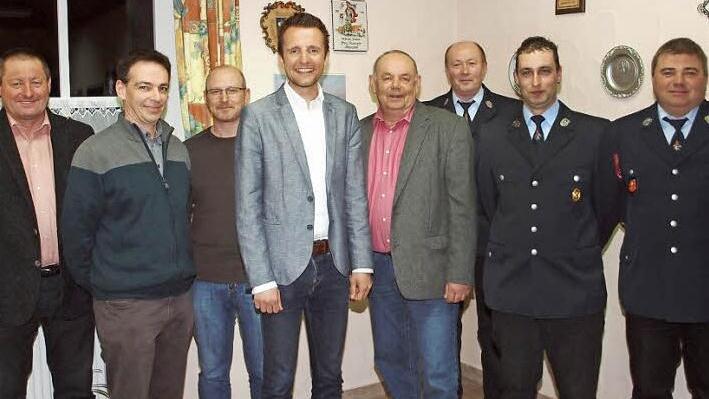 Kommandantenwahl bei der Feuerwehr Roth, von rechts: Kommandant Markus Fischer, Stellvertreter Thomas Will, Vorsitzender Otto Gehr, Feuerwehrreferent Roland Lowig, Bürgermeister Andreas Hügerich, Stefan Renner, Peter Zillig, Ortssprecher Reinhold Schmidt  Foto: Alfred Thieret