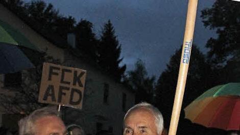 Der Neudrossenfelder Bürgermeister Harald Hübner (links) und Gemeinderat Franz Klatt gesellten sich unter die Gegendemonstranten.