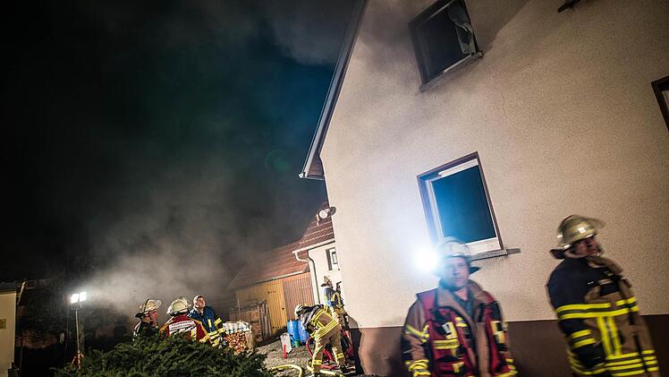 Mit vereinten Kräften gelang es den Feuerwehren Lanzendorf, Himmelkron und Gefrees das Haus in der Lindenstraße zu retten.  Foto: Alexander Muck