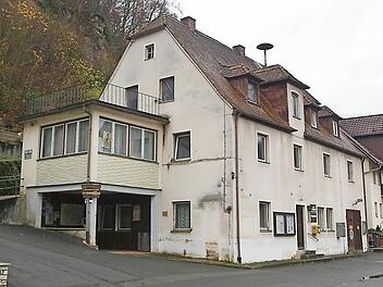 Am 13. April 2013 brannte es im Gemeindehaus von Behringersmühle. Seitdem ist es unbewohnbar und abbruchreif.  Foto: Thomas Weichert