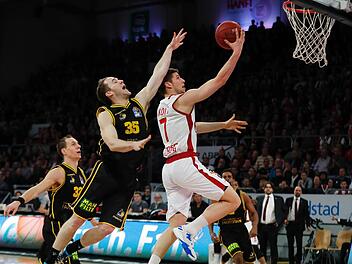 Aleksej Nikolic (r.), der bereits zur Pause 14 Punkte erzielt hatte, ist von Brad Loesing auf dem Weg zum Korb nicht zu stoppen; im Hintergrund der Ludwigsburger Chad Toppert.  Foto: Daniel Löb