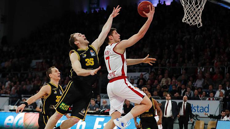 Aleksej Nikolic (r.), der bereits zur Pause 14 Punkte erzielt hatte, ist von Brad Loesing auf dem Weg zum Korb nicht zu stoppen; im Hintergrund der Ludwigsburger Chad Toppert.  Foto: Daniel Löb