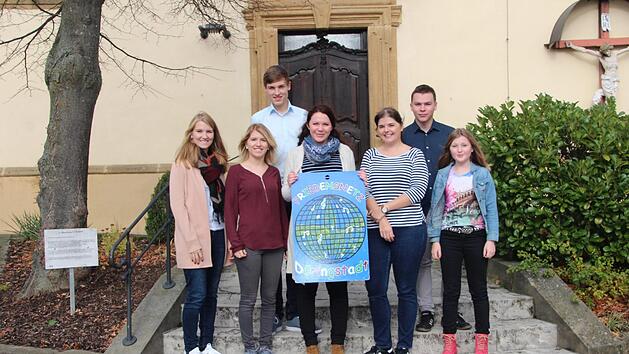 In D&ouml;ringstadt f&uuml;hlt sich der Gast willkommen, zur Kirchweih und auch sonst im Jahresverlauf. So darf dieser Begr&uuml;&szlig;ungszene bei Jurybesuch im Ort im Rahmen des Wettbewerbs "Unser Dorf hat Zukunft" Symbolcharakter zugeschrieben werden.