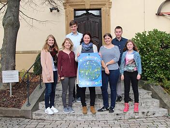 In Döringstadt fühlt sich der Gast willkommen, zur Kirchweih und auch sonst im Jahresverlauf. So darf dieser Begrüßungszene bei Jurybesuch im Ort im Rahmen des Wettbewerbs "Unser Dorf hat Zukunft" Symbolcharakter zugeschrieben werden.