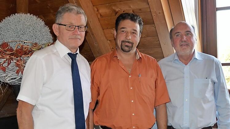 Der neue Litzendorfer Gemeinderat Wolfgang Puff (Mitte) ist vereidigt worden. Er folgt Franz-Josef Schick (rechts) nach, der dem Gremium 34 Jahre angehörte. Links Bürgermeister Wolfgang Möhrlein Foto: asp