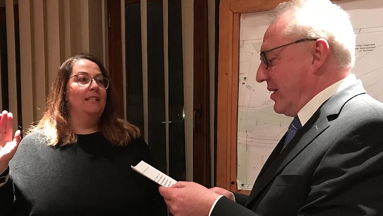 B&uuml;rgermeister Harald H&uuml;bner (CSU) vereidigte die neue Gemeinder&auml;tin Annette Fial.