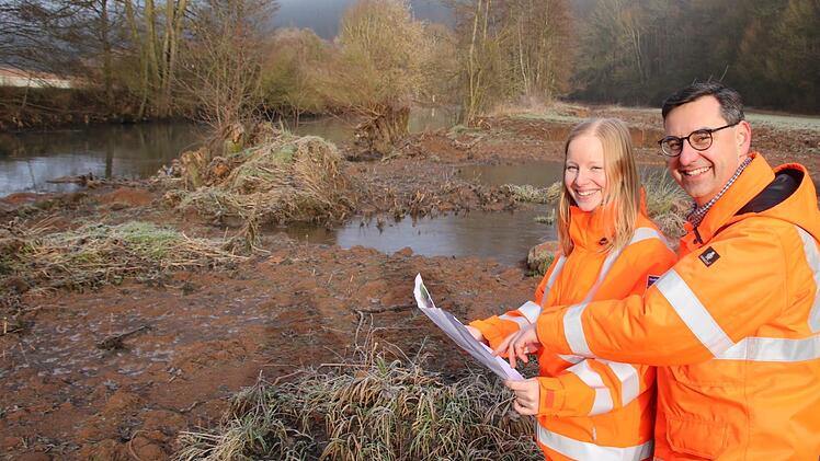 Bauleiterin Sina Rohner und Abteilungsleiter Rüdiger Köhler begleiteten die Ausgleichsmaßnahme. Foto: Ralf Ruppert