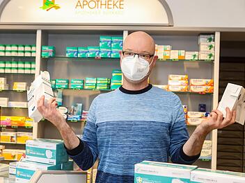 Noch wartet er auf Lieferung, obwohl die Nachfrage nach den Gratis-Masken riesig ist: Michael Burkhard aus Forchheim.  Foto: Barbara Herbst