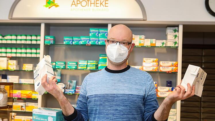 Noch wartet er auf Lieferung, obwohl die Nachfrage nach den Gratis-Masken riesig ist: Michael Burkhard aus Forchheim.  Foto: Barbara Herbst