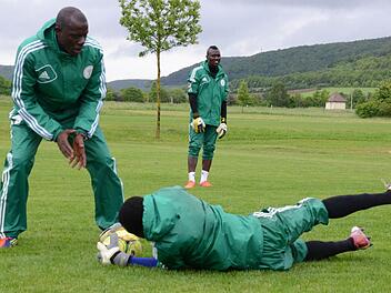 Volle Konzentration auf Fußball: In der ländlichen Idylle von Elfershausen holt sich die nigerianische U-20-Nationalmannschaft den Feinschliff für die Fußball-Weltmeisterschaft in der Türkei. Für die Keeper gibt es natürlich ein Spezial-Training. Foto: Jürgen Schmitt