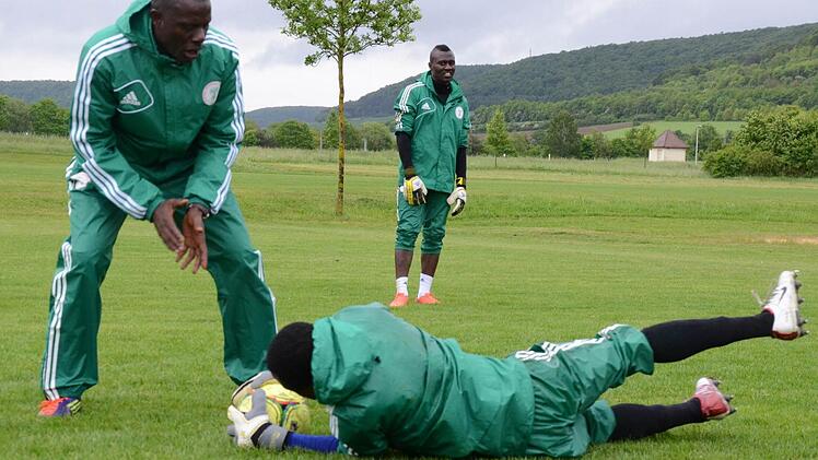 Volle Konzentration auf Fußball: In der ländlichen Idylle von Elfershausen holt sich die nigerianische U-20-Nationalmannschaft den Feinschliff für die Fußball-Weltmeisterschaft in der Türkei. Für die Keeper gibt es natürlich ein Spezial-Training. Foto: Jürgen Schmitt