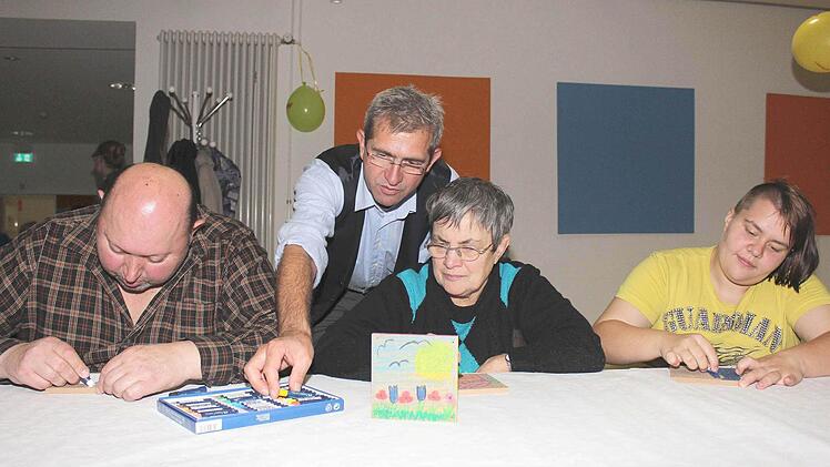 Kunsttherapeut Andreas Neunhoeffer (Zweiter von links) aus Fürth gab den Teilnehmern interessante Tipps. Auch (von links) Bruno Oppelt, Renate Lenitschek und Denise Benischek von der Außengruppe Hofheim der Rummelsberger Dienste waren begeistert vom Aktionstag. Foto: rn