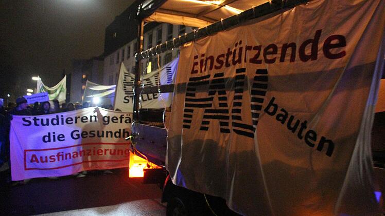Studentendemonstration gegen die Baumängel an der Philosophischen Fakultät der Universität in Erlangen. Foto: Christian Bauriedel