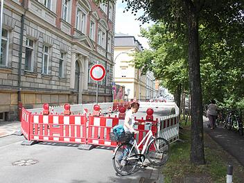 Kein Durchkommen gibt es im Zuge der Kanalarbeiten am Heinrichsdamm. Foto: Peter Groscurth