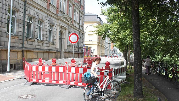 Kein Durchkommen gibt es im Zuge der Kanalarbeiten am Heinrichsdamm. Foto: Peter Groscurth