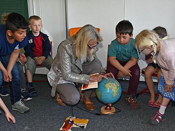 Schulrätin Claudia Schmidt las den Kindern der Klasse 1g die Geschichte "Der Goldesel" von Nasreddin Hodscha vor und zeigte ihnen am Globus, in welchen Ländern seine Geschichten verbreitet sind.  Fotos: Ulrike Langer