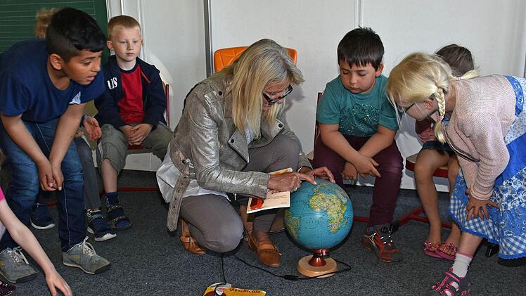 Schulrätin Claudia Schmidt las den Kindern der Klasse 1g die Geschichte "Der Goldesel" von Nasreddin Hodscha vor und zeigte ihnen am Globus, in welchen Ländern seine Geschichten verbreitet sind.  Fotos: Ulrike Langer