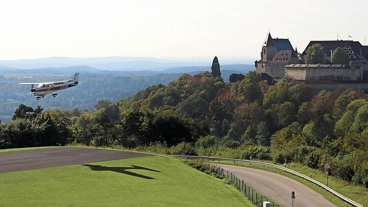 Tolle Lage, aber gef&auml;hrliche Rahmenbedingungen f&uuml;r Piloten: die Brandensteinsebene mit ihrer kurzen Start- und Landebahn. Foto: CT-Archiv/Simone Bastian