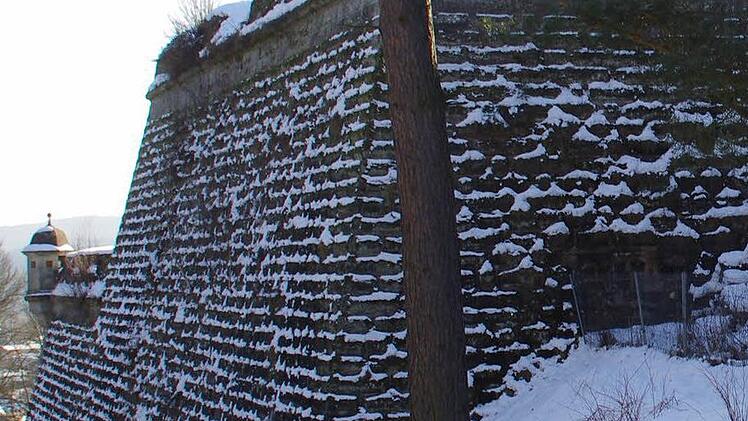 Neben dem neuen Parkplatz könnte ein Durchgang ins Festungsinnere durch ein momentan zugemauertes Tor (im Bild rechts) aus der Zeit des Zweiten Weltkriegs geschaffen werden. Foto: Marco Meißner