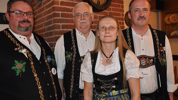 Für 40-jährige aktive Musikertätigkeit erhielten die Goldenen Ehrennadel des Nordbayerischen Musikbundes bei der Mitgliederversammlung (von links) Leander Eisemann (zusätzlich Dirigentennadel in Gold für 20-jährige Dirigententätigkeit), Hans-Dieter Frenzel, Petra Schmitt und Thomas Schmitt. Foto: Petra Heurich
