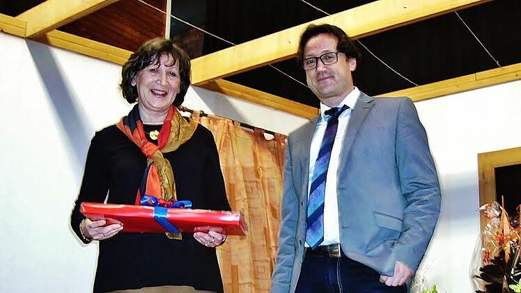 "Du warst dir für keine Arbeit zu schade, versicherte Stefan Kern (rechts) seiner scheidenden Chefin Margarete Greich-Hewera. Der Konrektor wird bis zum Schuljahresende die Grundschule kommissarisch leiten.Bernd Kleinert