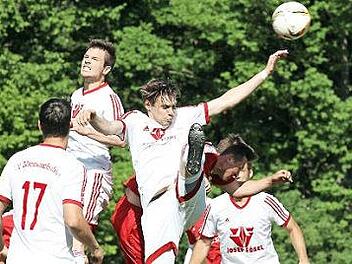Die Lufthoheit haben hier die Memmelsdorfer (von links) Peter Koch (Nr.&nbsp;17), Manuel Schwarm, Wladislaw Nikiforow und Michael Wernsdorfer (verdeckt). Foto: sportpress