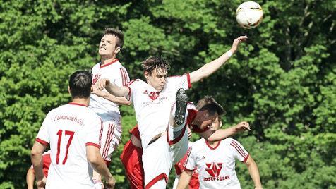 Die Lufthoheit haben hier die Memmelsdorfer (von links) Peter Koch (Nr.&nbsp;17), Manuel Schwarm, Wladislaw Nikiforow und Michael Wernsdorfer (verdeckt). Foto: sportpress