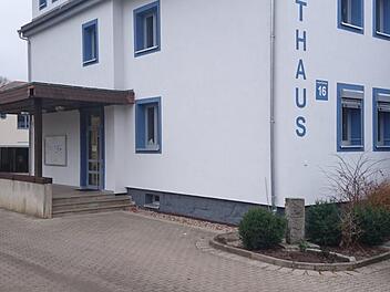 Baufortschritte am Pressiger Rathaus sind auch an der Fassade sichtbar. Im Obergeschoss ist die Sanierung so gut wie fertig. Jetzt kommen Baumaßnahmen im Erdgeschoss und es wird ein barrierefreier Zugang vom Lift aus zu den Büroräumen geschaffen. Foto: Karl-Heinz Hofmann