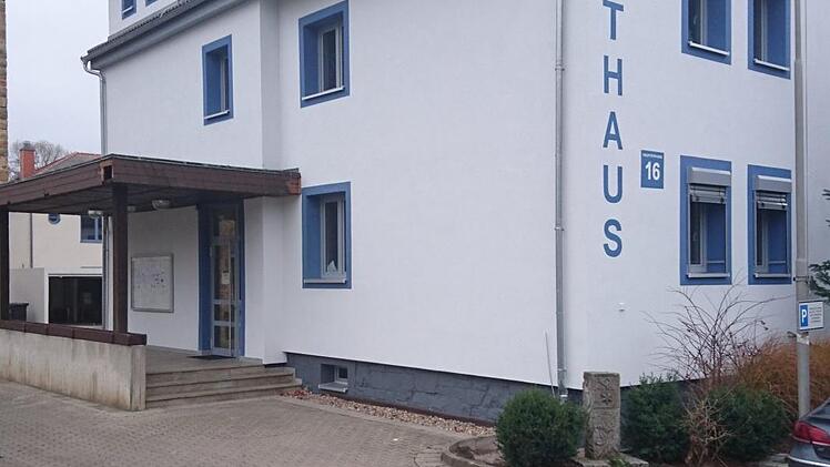 Baufortschritte am Pressiger Rathaus sind auch an der Fassade sichtbar. Im Obergeschoss ist die Sanierung so gut wie fertig. Jetzt kommen Baumaßnahmen im Erdgeschoss und es wird ein barrierefreier Zugang vom Lift aus zu den Büroräumen geschaffen. Foto: Karl-Heinz Hofmann