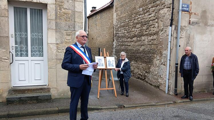 Bürgermeister Jacques Prigent ehrt den Resistance Kämpfer Franc Frillaux . Foto: pr