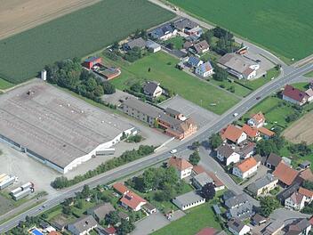 Die Logistikfirma CS-Trans muss die angemieteten Hallen in Grundfeld (Bildmitte, links) im nächsten Jahr räumen. Deshalb möchte die Geschäftsführung  neue Hallen auf einem landwirtschaftlich genutzten  Areal nordöstlich des Dorfes (in Bild oben ganz rechts) bauen. Archivfoto: Matthias Einwag