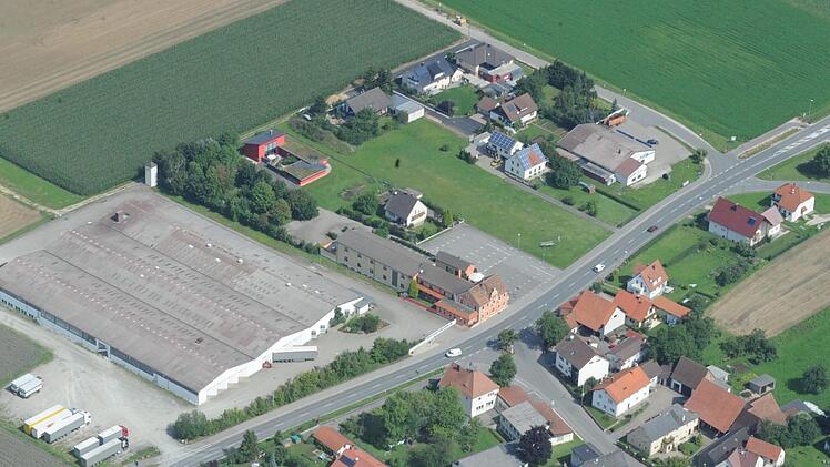 Die Logistikfirma CS-Trans muss die angemieteten Hallen in Grundfeld (Bildmitte, links) im nächsten Jahr räumen. Deshalb möchte die Geschäftsführung  neue Hallen auf einem landwirtschaftlich genutzten  Areal nordöstlich des Dorfes (in Bild oben ganz rechts) bauen. Archivfoto: Matthias Einwag