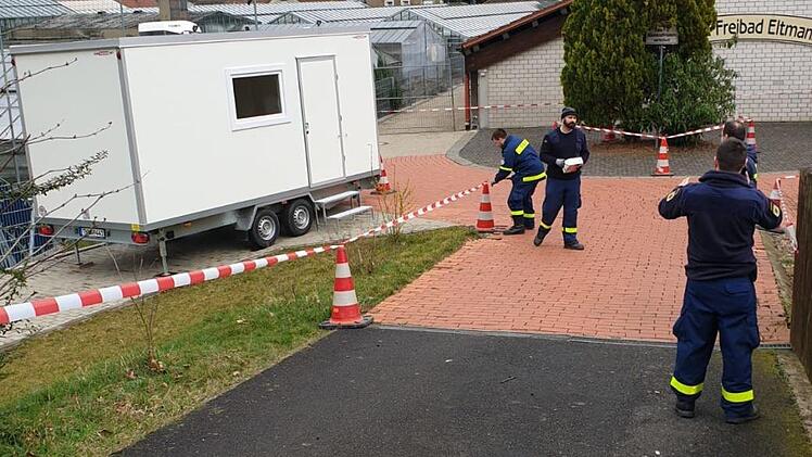 Die ehrenamtlichen Helfer des THW Haßfurt stellten am Mittwoch einen Anhänger als zentrale Anlaufstelle vor dem Freibad in Eltmann auf.  Foto: Christian Licha