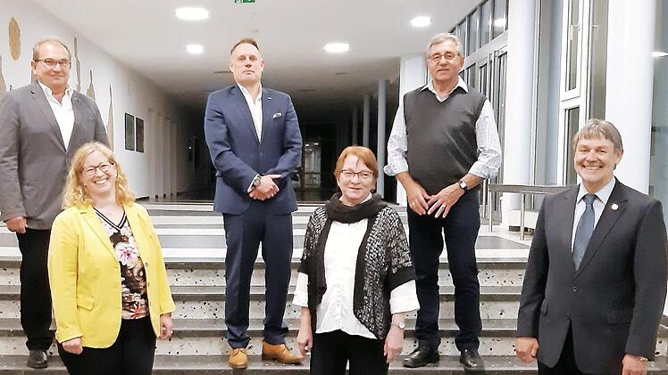 Die neuen Gemeinderäte sowie Bürgermeister stellen sich vor: (von links) Dritter Bürgermeister Thomas Reißig (CSU), Gisela Schmermer (neu, CSU), Zweiter Bürgermeister Frank Hauck (CSU), Evi Sesselmann (neu, SPD), Ewald Rehm (neu, SPD) und Bürgermeister Gerhard Wunder.  Foto: Susanne Deuerling
