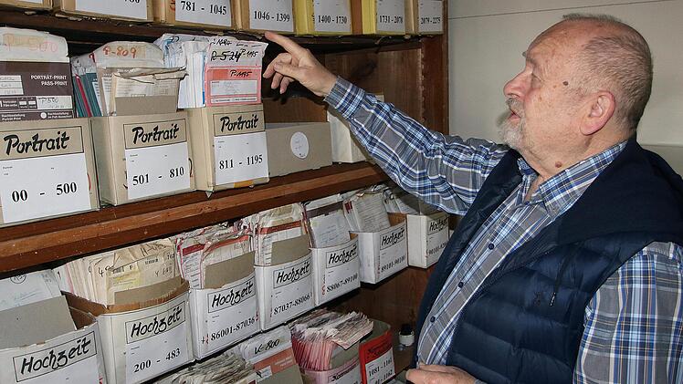 Klaus Dieter Guhling ist seit 33 Jahren ehrenamtlicher Leiter des  Münnerstädter Stadtarchivs. Jetzt konnte er seinen 80. Geburtstag feiern,  doch ans Aufhören denkt der pensionierte Studiendirektor nicht. Foto:  Dieter Britz