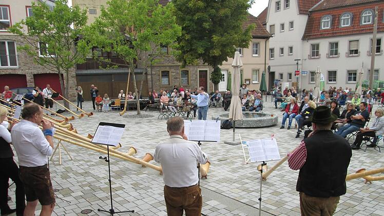 Die Sicherheitsbestimmungen hielten das Publikum und die Akteure ein wobei den Bläsern die Instrumentengröße entgegenkam. Foto: Winfried Ehling