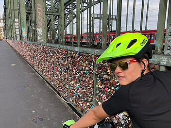Sein Rad-Abenteuer führte Finn Verholen auch durch Köln. Fotos: Tanja Verholen