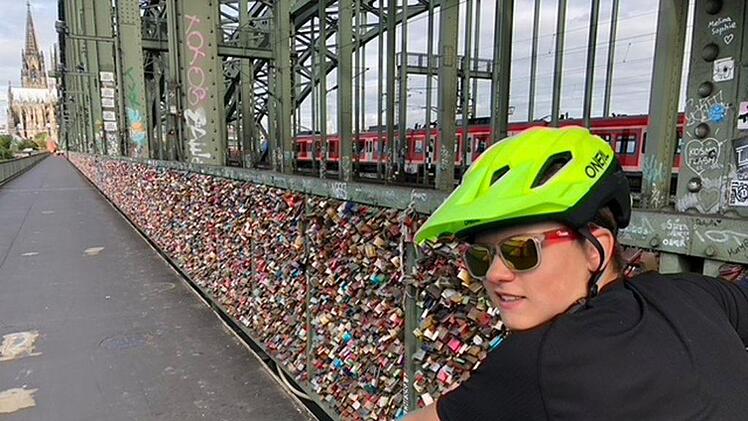 Sein Rad-Abenteuer führte Finn Verholen auch durch Köln. Fotos: Tanja Verholen