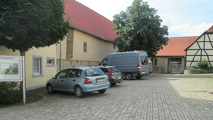 Ein unschöner Anblick sind die Fahrzeuge, die vermehrt auf dem Kirchenvorplatz parken. Die Gemeinde soll dagegen einschreiten.