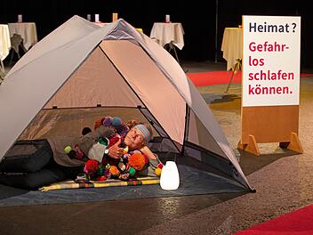 Die Münnerstädter Künstlerin Mia Hochrein hat im Rahmen des Projekts Vivid Freistadt transnational ihre Installation und Performance "Reisebüro in die Heimat" entwickelt, die auch am 11. September in der Alten Aula gezeigt  wird. Foto: Oliver Schikora/Projekt Else