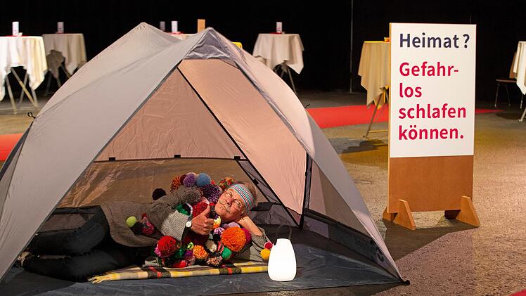 Die Münnerstädter Künstlerin Mia Hochrein hat im Rahmen des Projekts Vivid Freistadt transnational ihre Installation und Performance "Reisebüro in die Heimat" entwickelt, die auch am 11. September in der Alten Aula gezeigt  wird. Foto: Oliver Schikora/Projekt Else